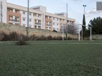 Le porte sono rimaste al loro posto (anche se prive delle reti)... 